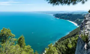 Vista mozzafiato sulla Riviera del Conero e i Colli dell'Infinito. Mare turchese, spiagge bianche e macchia mediterranea.
