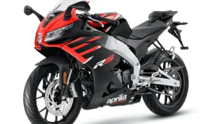 Sportowy motocykl Aprilia RS 125 w kolorze czarno-czerwonym. Idealny jako pierwszy motor na kat B.