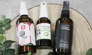 Trzy butelki hydrolatów: arbuzowy, ogórkowy i lawendowy. Idealne dla cery naczynkowej, zapewniające ukojenie i regenerację.