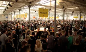 Folla entusiasta a un evento di degustazione di birra Mikkeller.