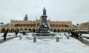 Zimowy spacer po Rynku Głównym w Krakowie. Pomnik Mickiewicza i Sukiennice w śniegu to idealne tło na krótki wypad, nawet jeśli to tylko kraków w dwa dni.