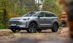 Srebrny SUV w lesie, gotowy na przygodę. Wiele pozytywnych baic 7 opinie potwierdza jego wszechstronność.