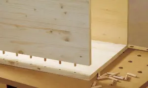 Ensamblaje de madera: cómo unir dos tableros de aglomerado con espigas.