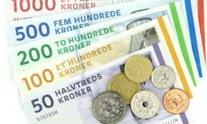 Dania używa korony duńskiej. Na zdjęciu widać banknoty o nominałach 50, 100, 200, 500 i 1000 koron oraz monety.