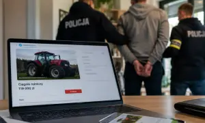 Policja zatrzymała mężczyznę podejrzanego o przekręt nigeryjski. Na ekranie laptopa widnieje oferta sprzedaży ciągnika rolniczego.