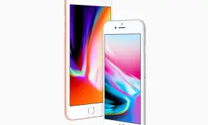 Dwa iPhone'y 8, złoty i srebrny, z kolorowymi tapetami. Pamiętasz, kiedy iPhone 8 kiedy wyszedł?