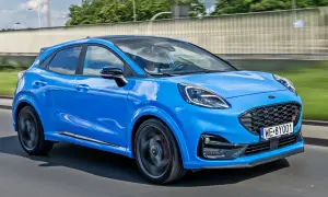 Niebieski Ford Puma ST w ruchu. Sprawdź aktualną ford puma cena i ciesz się dynamiczną jazdą.