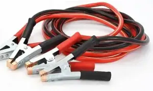 Pince batterie voiture rouge et noire, prêtes à dépanner.
