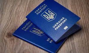 Dwa niebieskie paszporty Ukrainy leżą na drewnianym tle. Czy do Turcji potrzebny jest paszport? Tak, do podróży zagranicznych wymagany jest paszport.