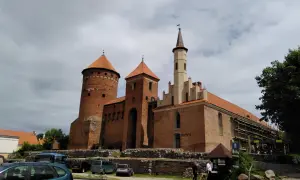 Imponujące zamki w okolicy, z ceglanymi wieżami i strzelistą wieżą, przyciągają wzrok.