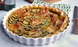 Tarte dorée aux courgettes et mozzarella, prête à être dégustée.