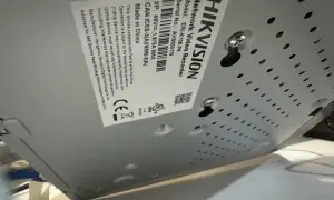 Naklejka z danymi rejestratora Hikvision, model ERI-K108-P8. Przydatne przy próbie hikvision reset kamery.