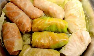 Gołąbki gotowe do pieczenia, idealne na przepis na gołąbki na 1kg mięsa. Widać różnorodność farszu i liści kapusty.