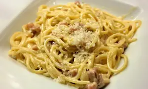 Spaghetti carbonara z boczkiem i parmezanem, kremowe i pyszne. Oryginalny przepis na carbonarę ze śmietaną.