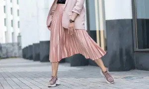 Różowa plisowana spódnica w stylizacjach na co dzień i do pracy. Elegancka, ale wygodna.