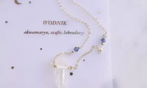 Delikatny naszyjnik z kryształem górskim i niebieskimi kamieniami, idealny jako jaki kamień dla Wodnika.