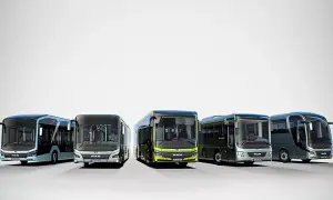 Pięć nowoczesnych autobusów MAN, w tym jeden z żółtymi akcentami, prezentuje się na białym tle.