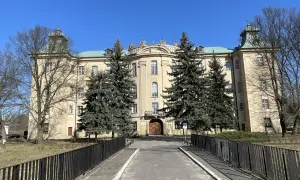 Pałac w Osiecznej, otoczony drzewami, zaprasza do odkrywania jego historii i uroków.