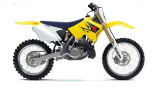 Żółty motocykl crossowy Suzuki RM 250 2t, gotowy do akcji. Zastanawiasz się, suzuki rm 250 2t ile ma koni?