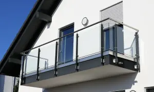 Nowoczesna obróbka czoła balkonu z balustradą ze szkła i stali nierdzewnej.