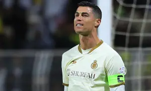 Cristiano Ronaldo, wielokrotny piłkarz roku FIFA, w białej koszulce z zieloną opaską kapitana.