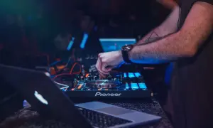 Jak zostać DJ w klubie i uniknąć najczęstszych błędów początkujących