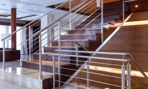 Jakie balustrady metalowe wewnętrzne wybrać do domu, by były trwałe i stylowe?