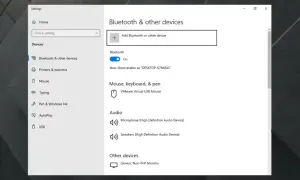 Ustawienia Bluetooth w Windows 10: włączony przełącznik Bluetooth, widoczna opcja dodania urządzenia.