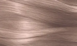 Capelli mossi con riflessi biondo cenere caldo, che evocano la morbidezza di un tramonto d'autunno.