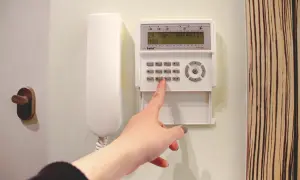 Jak założyć alarm w domu? Proste kroki dla skutecznego zabezpieczenia