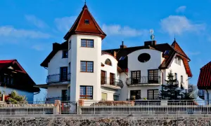 Elegancki dom przy plaży Sarbinowo. Sprawdź cennik i zarezerwuj pobyt nad morzem.