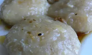 Zbliżenie na pyszne, domowe szare kluski z sosem. Wyglądają apetycznie!
