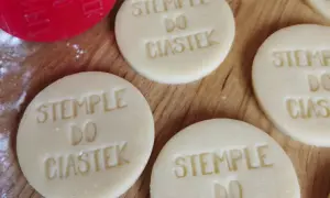 Stemple do ciastek: Jak używać, by wzór nie rozpłynął się?