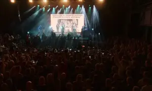 Koncertowy tłum, na ekranie tekst "Instrukcja zachowania podczas „Piosenki młodych wioślarzy”". To kult, gdy nie ma dzieci, tekst na ekranie.