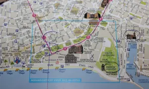 Mapa Nicei z zaznaczonymi atrakcjami: Place Masséna, Muzeum Sztuki Nowoczesnej i Współczesnej, Stary Port.