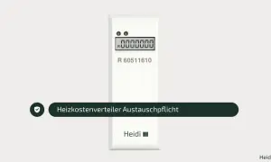 Heizkostenverteiler mit Display und Seriennummer. Ein grüner Haken und Text weisen auf die Heizkostenverteiler Austauschpflicht hin.