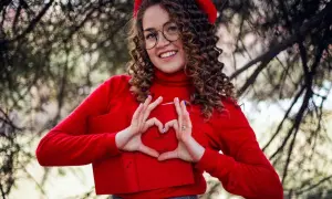 Czerwona spódnica dla dziewczynki: Jak stworzyć modny look? Porady