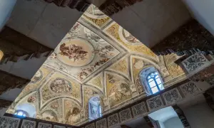 Prunkvolle Deckenmalereien im Neuburger Schloss zeigen mythologische Szenen und Putten.