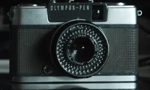 Stary aparat Olympus Pen, idealny do wywołania zdjęć z kliszy.
