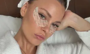 Mujer con parches en los ojos, luciendo relajada. Quizás se pregunta: ¿vitamina k para qué sirve?