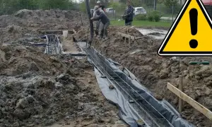 Budowa trwa! Wylewanie betonu na ławy fundamentowe. Pracownicy dbają o solidne podstawy.