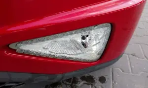 Uszkodzona lampa przeciwmgielna Honda Civic VIII przód, wymaga wymiany żarówki.