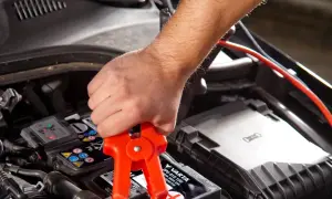 Jak odpalić auto bez kabli - skuteczne metody na awaryjne uruchomienie