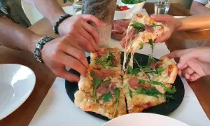 Jak zrobić idealną pizzę w domu? Sprawdzone triki i przepisy