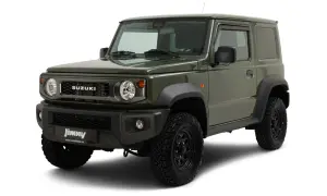 Grön Suzuki Jimny i Sverige, redo för äventyr. Denna ikoniska terrängbil är perfekt för svenska skogar och vägar.