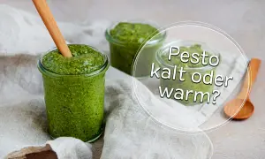 Frisches Pesto in Gläsern, mit einem Holzstäbchen. Die Frage: muss man Pesto warm machen?
