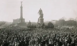 Menschenmenge vor dem Siegessäule-Denkmal in Berlin, ein Symbol der revolutionären Stimmung der Revolution 1918.