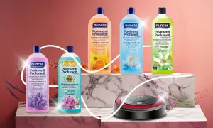 Cinque flaconi di detergente Nuncas Pavimenti Profumati, con fragranze lavanda, agrumi, fiorito, zagara e un robot aspirapolvere.