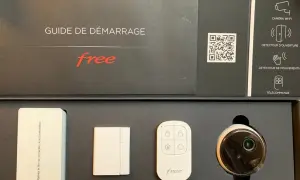 Kit de sécurité Freebox Delta : caméra Wi-Fi, détecteurs et télécommande.