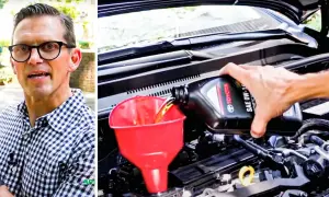 Man häller ny olja i bilen. En instruktör med glasögon syns till vänster.